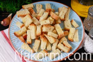 Сухарики из белого хлеба с чесноком