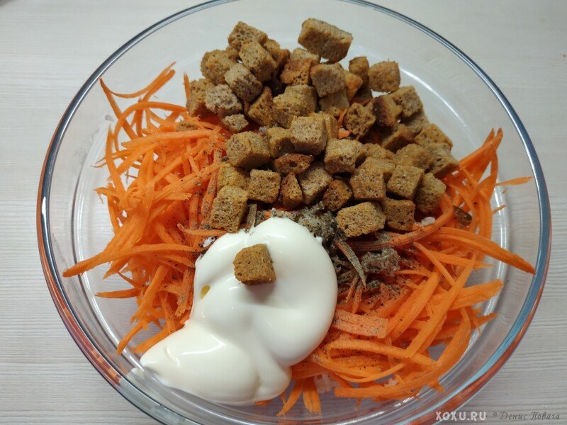 Салат с корейской морковкой курицей и сухариками. Кириешки кукуруза корейская морковь. Салат с кириешками и корейской морковкой. Салат с кириешками и корейской морковью. Салат с морковью и кириешками.