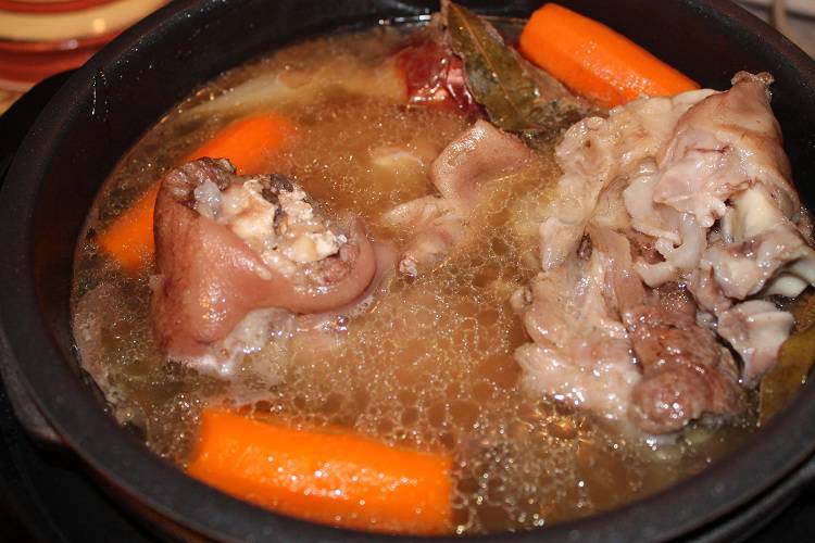 Холодец из рульки свиной и ног свиных рецепт с фото пошагово