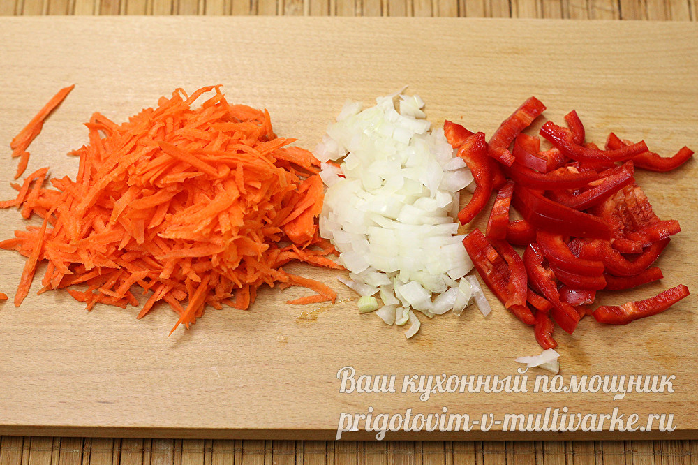 Салат перец морковка лук. Лук морковь перец. Нарезанный лук морковь и болгарский перец. Болгарский перец морковь лук крупно нарезаны. Перец лук и морковь жарятся.