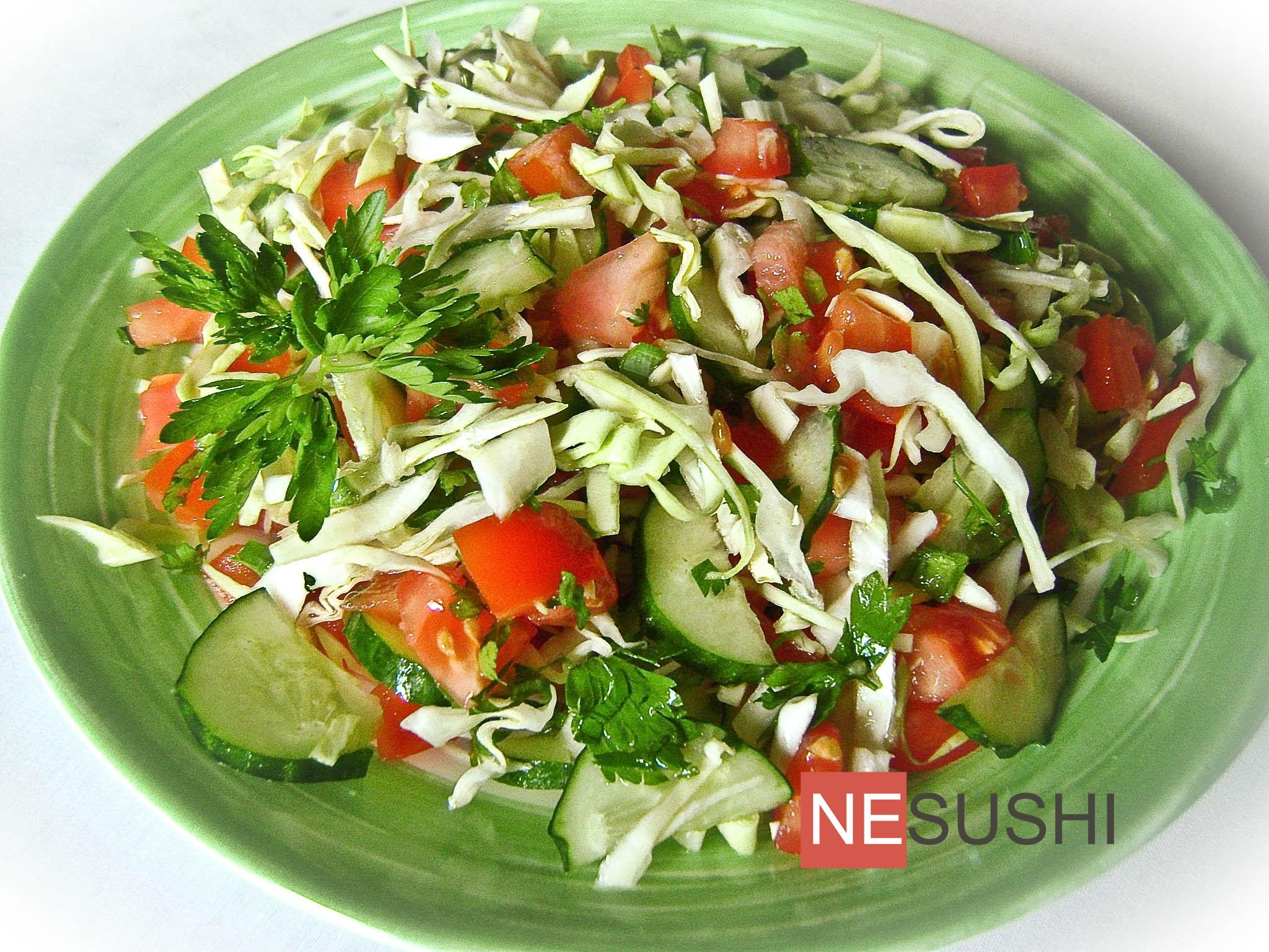 Классический салат огурец помидор капуста. Овощной витаминный салат. Салат с капустой и помидорами. Салат капуста огурец помидор. Капустный салат с перцем и огурцом.