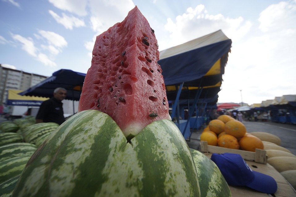 Ростовские специалисты говорят, что разрезать ягоду для пробы продавцам запрещено. Фото: Алексей БУЛАТОВ