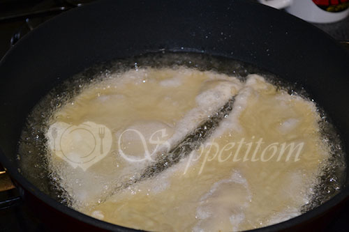 Наливаем в сковороду растительное масло. Масла должно быть столько,чтобы чебурек плавал в нем, не касаясь дна...