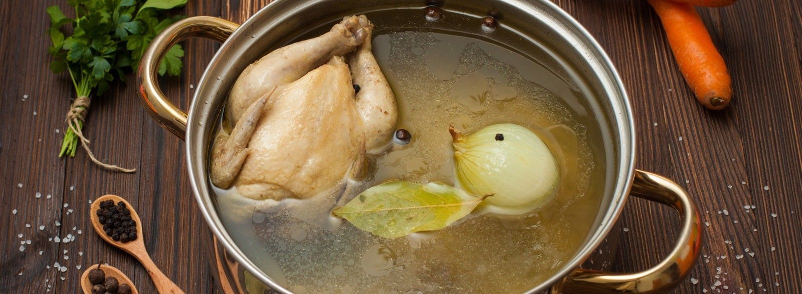 Сварить куриный. Бульон из птицы. Куриный бульон в кастрюле. Бульон с курицей. Вареная курица в бульоне.