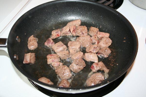 Сколько жарить кусок. Мясо на сковородке. Свинина жареная на сковородке. Свинина кусочками на сковороде. Мясо на сковороде свинина.