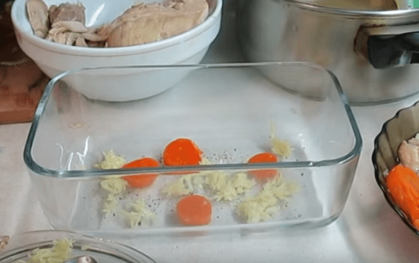В форму накладываем чеснок и морковь