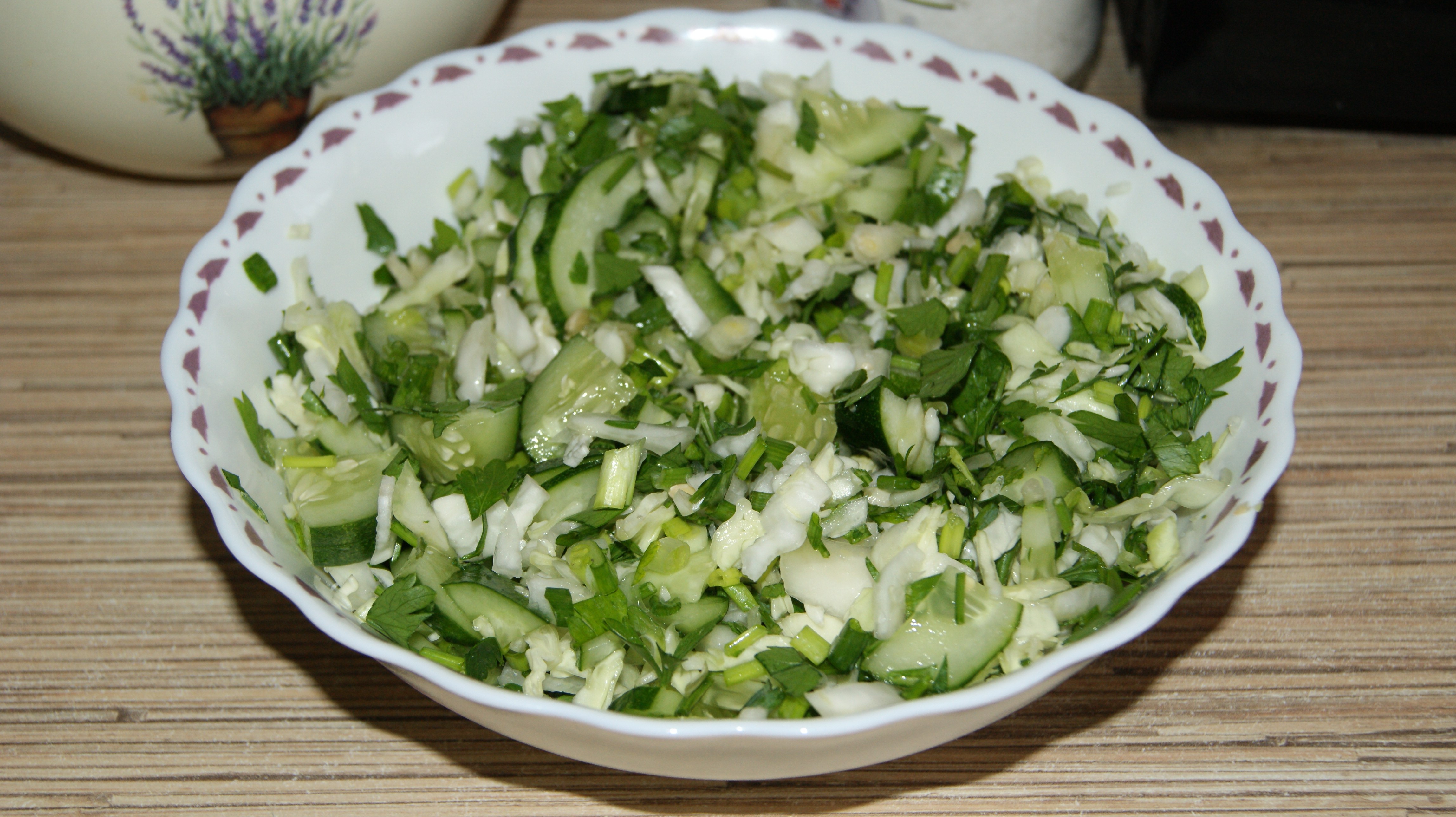 Салат с белокочанной капустой и огурцом
