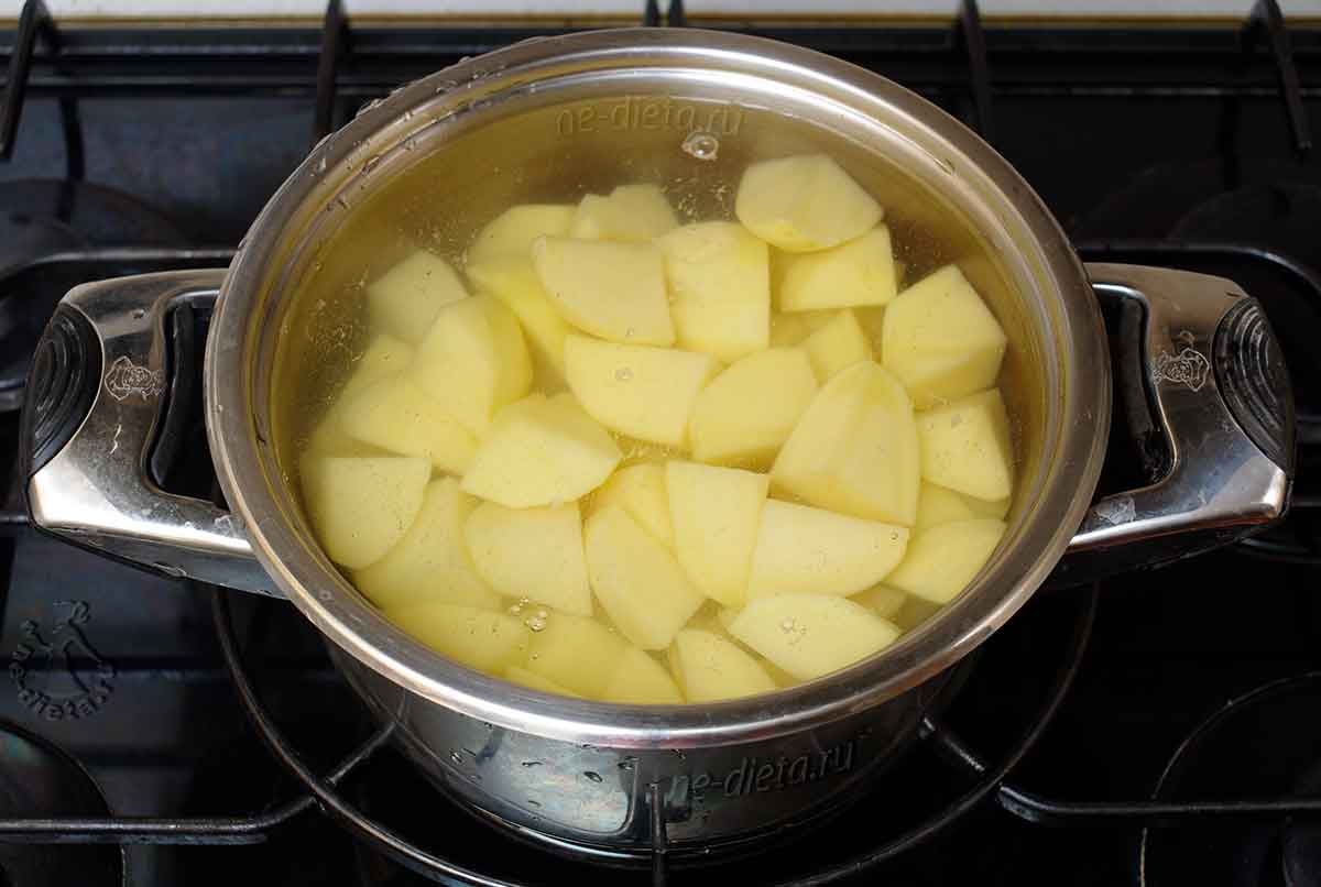 Картошка с водой в кастрюле