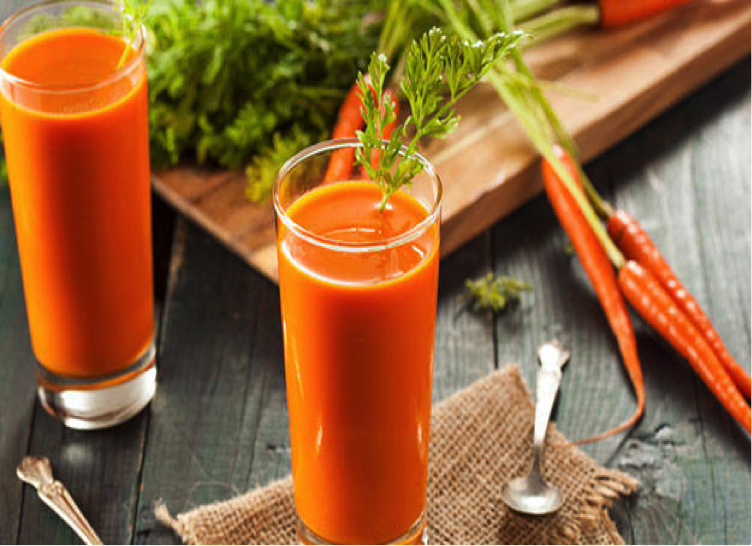 Морковный сок. Свежевыжатый морковный сок. Морковь сок. Стакан морковного сока.