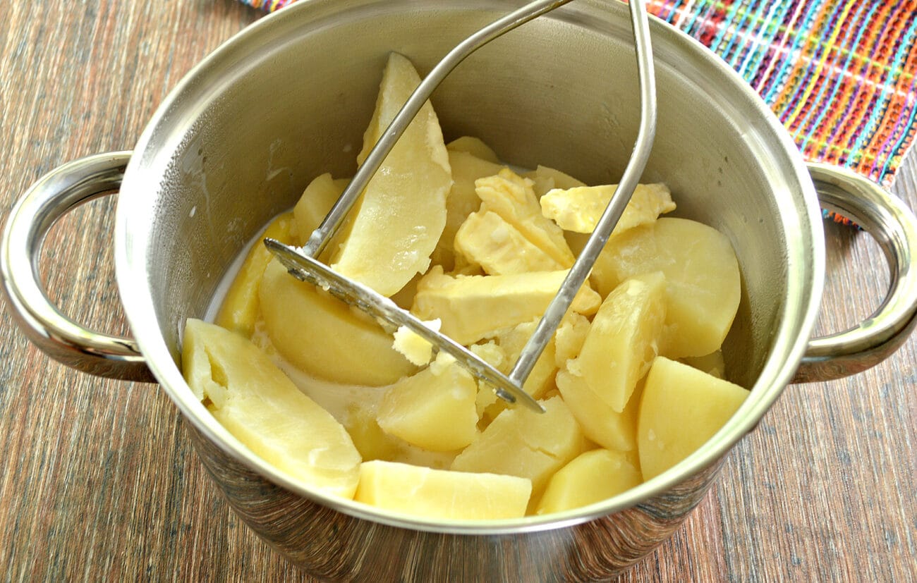 Картофельное пюре на воде. Картошка испортилась. Картофельное пюре с подливом. Картошка дольками варится. Как варить пюре на воде
