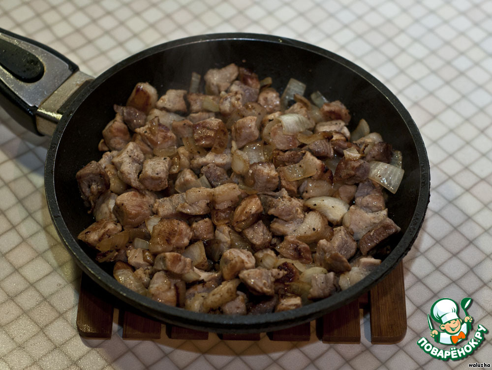 Жареное мясо с луком на сковороде. Мясо жареное на сковороде с луком. Мясо на сковородке с луком. Лук кубиками обжариваем с мясом. Мясо жареное на луке на сковороде.